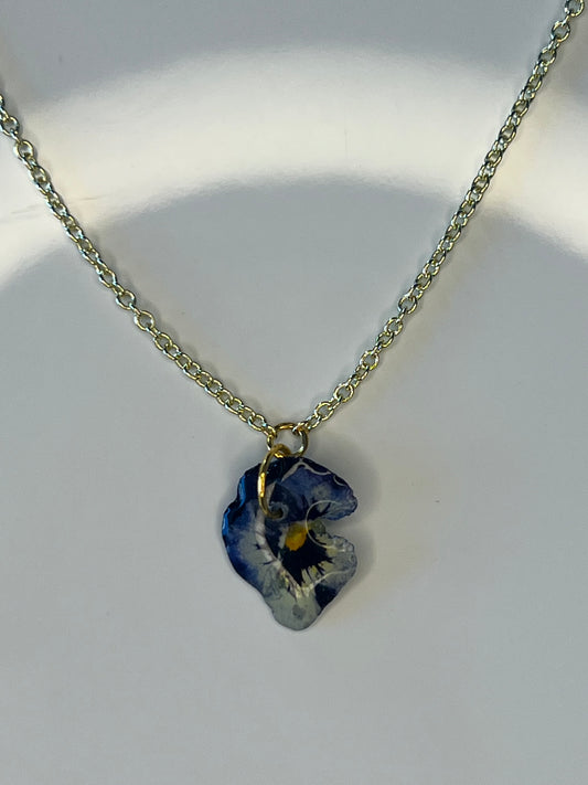 Blur Viola min in flower necklace